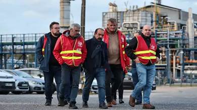 عمال مصافي النفط الفرنسية المضربون يصفون إجراءات "توتال" بـ"الحملة الإعلامية"